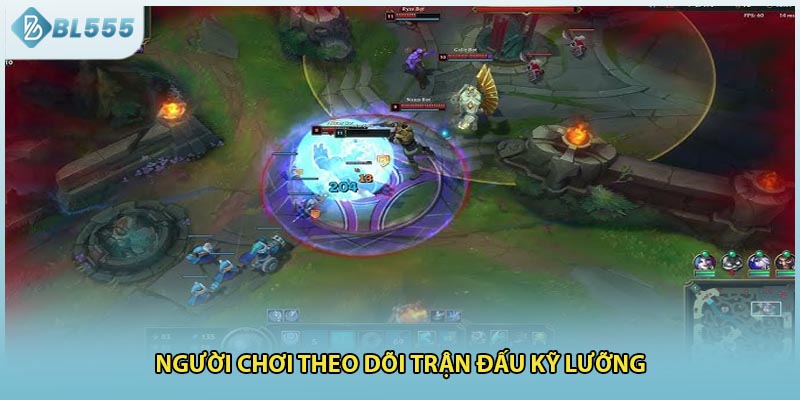 Người chơi theo dõi trận đấu kỹ lưỡng